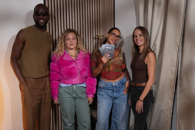 Groupe de quatre personnes debout dans un studio avant l'enregistrement d'un podcast