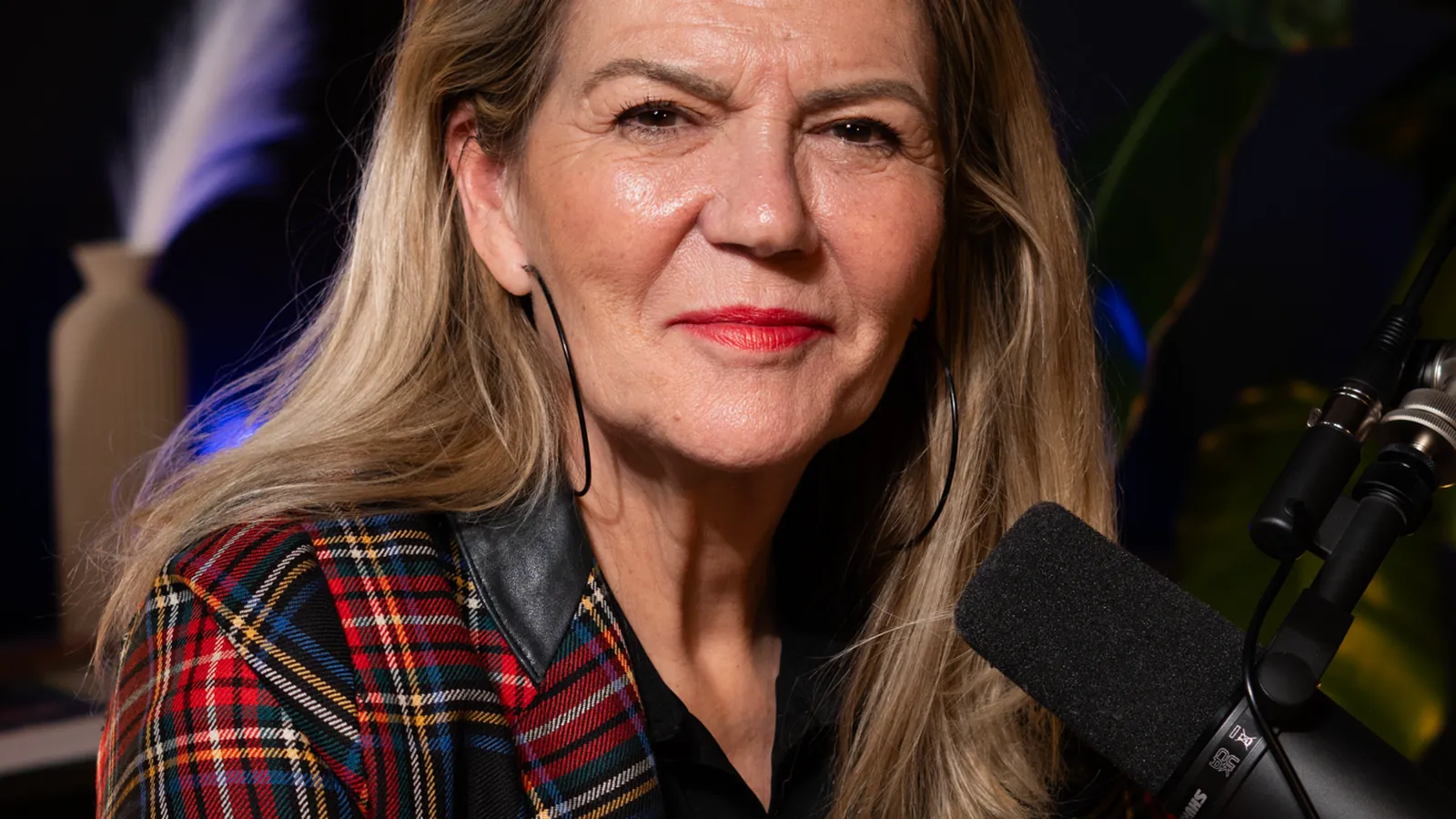 Invitée en veste écossaise au micro dans un studio à Genève