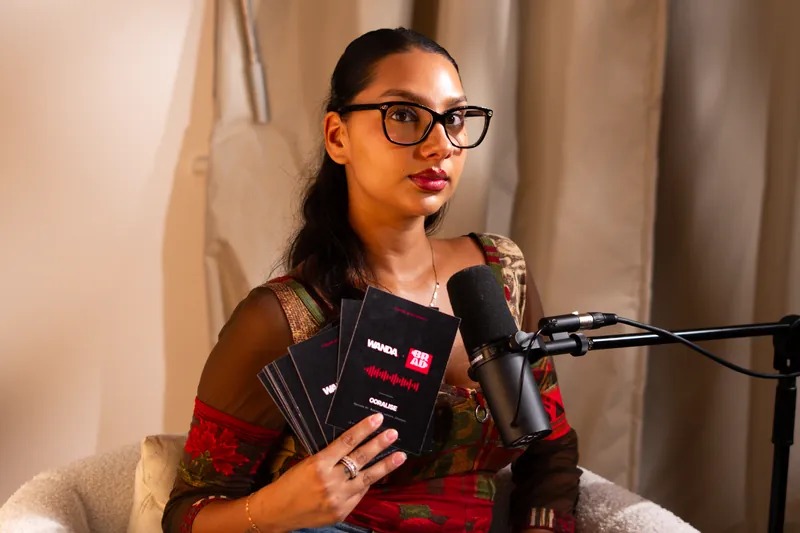 Intervenante tenant ses notes avant un tournage vidéo chez Wanda Studio à Genève