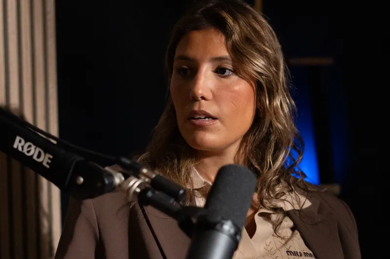 Invitée aux cheveux châtains au micro sur bras articulé dans un studio