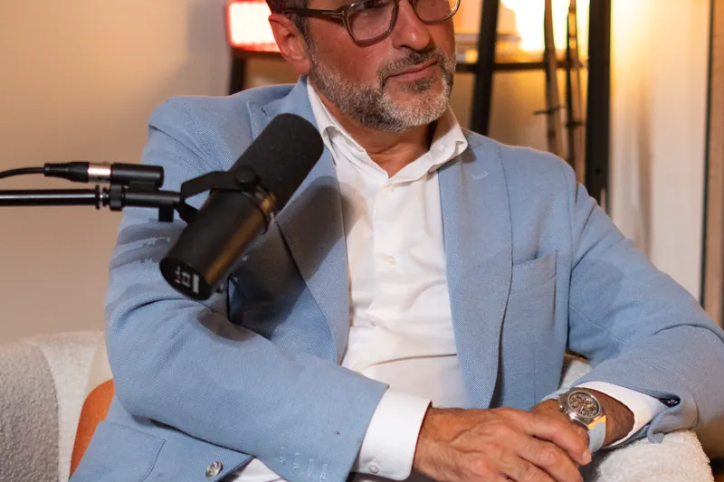 Consultant en veste claire au micro lors d'un tournage chez Wanda Studio à Genève