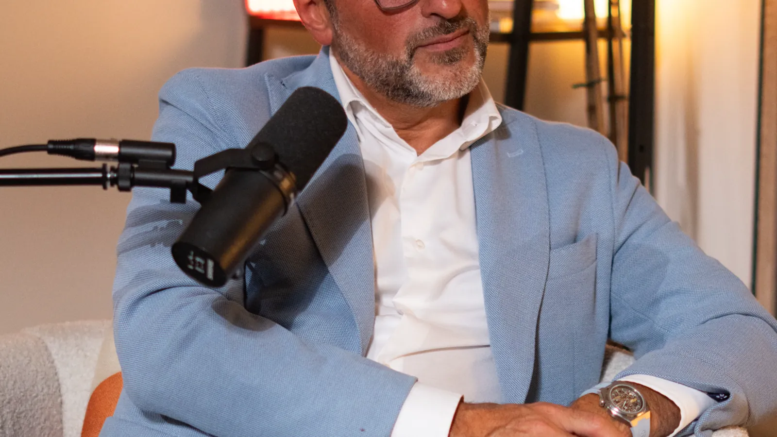 Consultant en veste claire au micro lors d'un tournage chez Wanda Studio à Genève