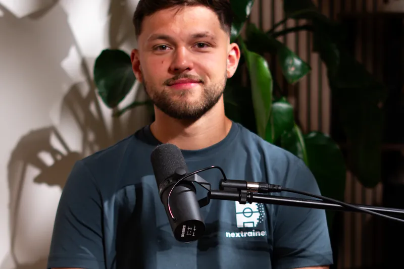 Jeune entrepreneur en tee-shirt au micro dans un studio à Genève