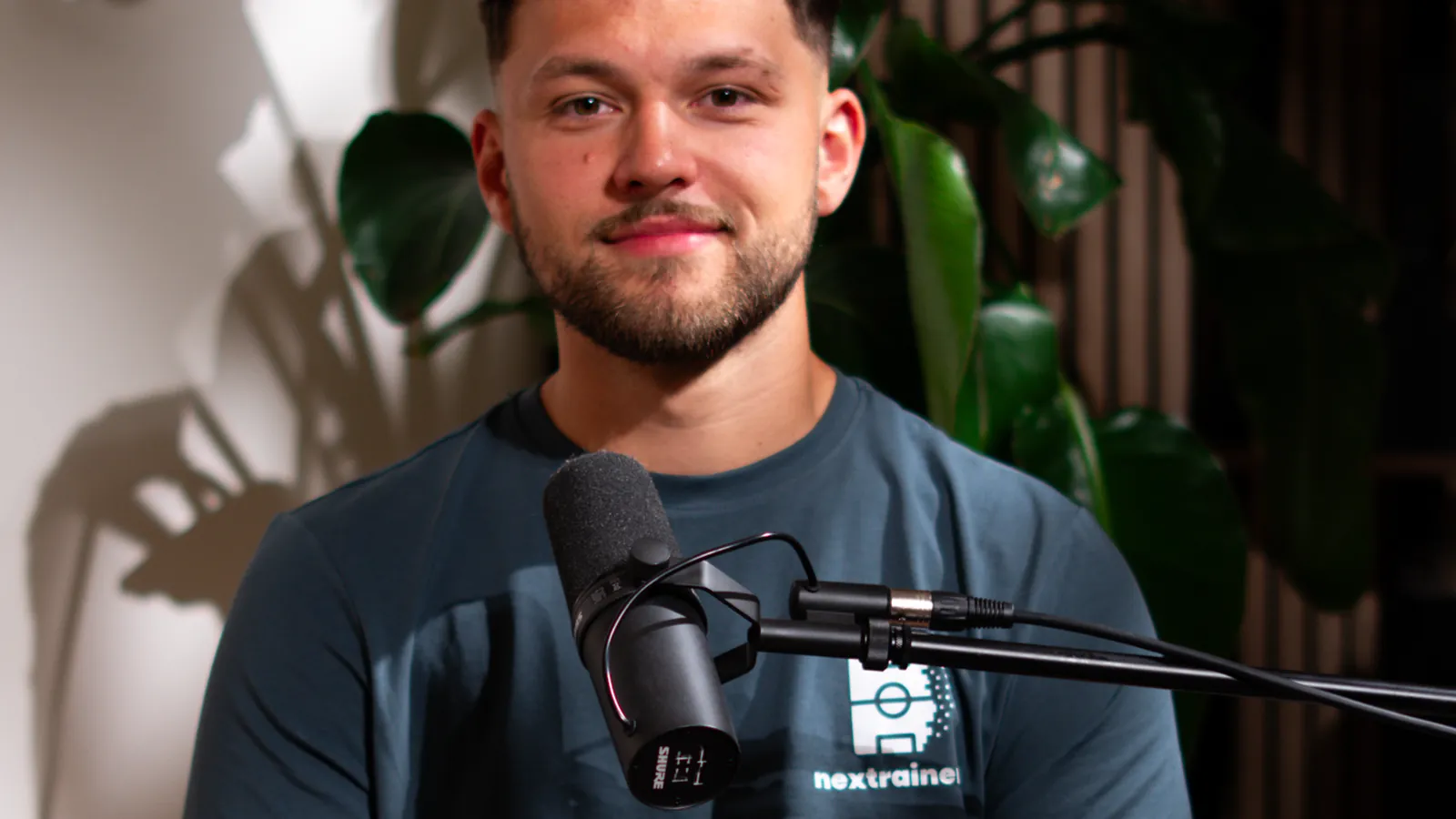 Jeune entrepreneur en tee-shirt au micro dans un studio à Genève