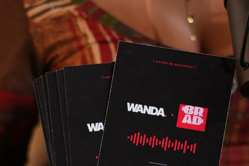 Cartes imprimées Wanda posées en éventail, avec une onde sonore rouge