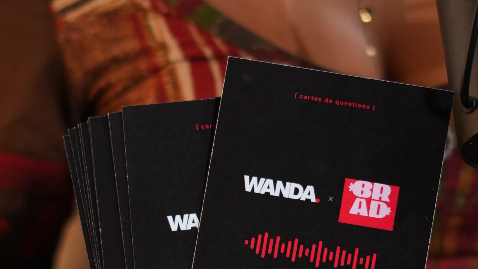 Cartes imprimées Wanda posées en éventail, avec une onde sonore rouge