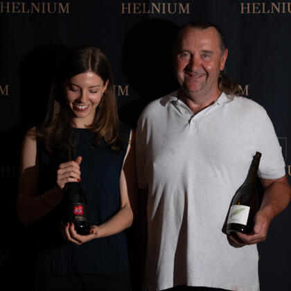 Les fondateurs d'Helnium devant le mur de presse le soir du lancement