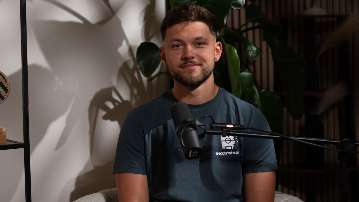 Gast mitten im Interview im Studio Salève, Bouclé-Sessel und Pflanzen