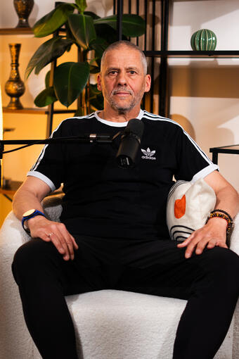 Invité assis dans le fauteuil du studio, ballon à la main