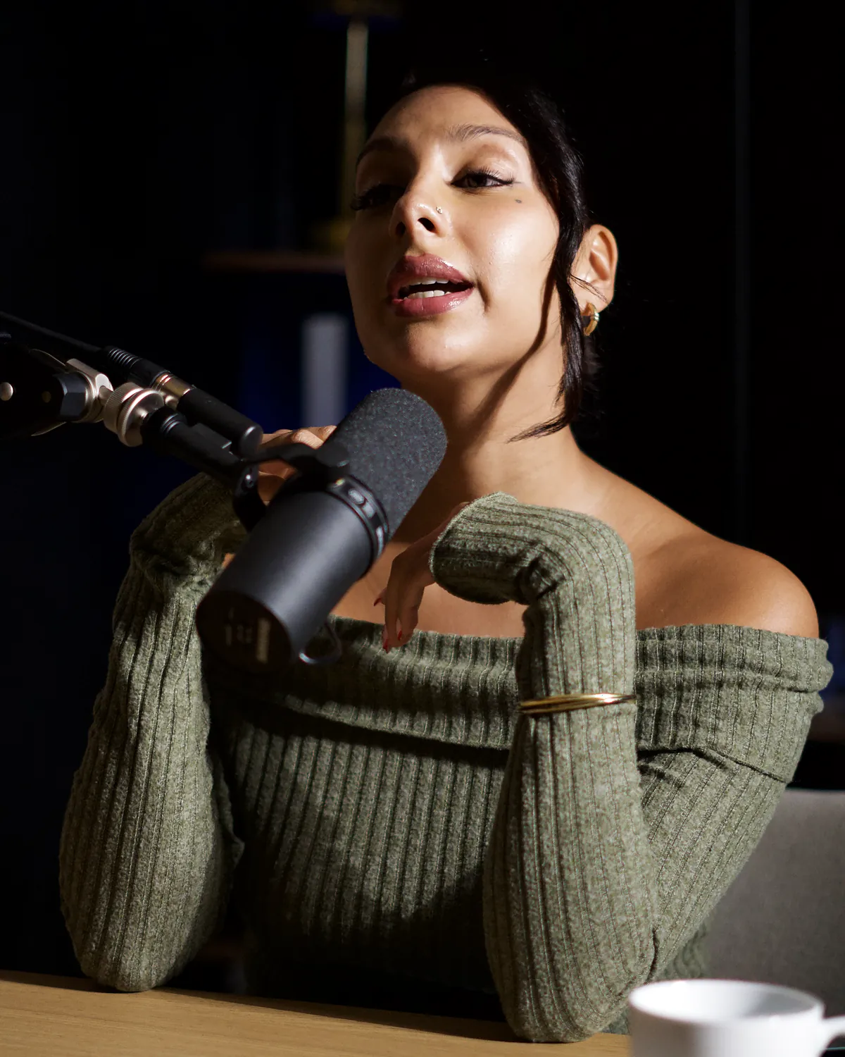 Anjou parle au micro du Studio Rhône, le regard levé
