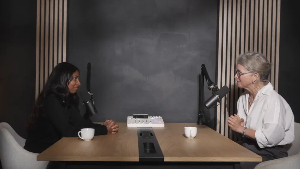 Durray Shahwar et la Dr Samia Hurst face à face à la table du Studio Rhône, pendant le tournage du podcast Abstract Concepts chez Wanda Studio à Genève