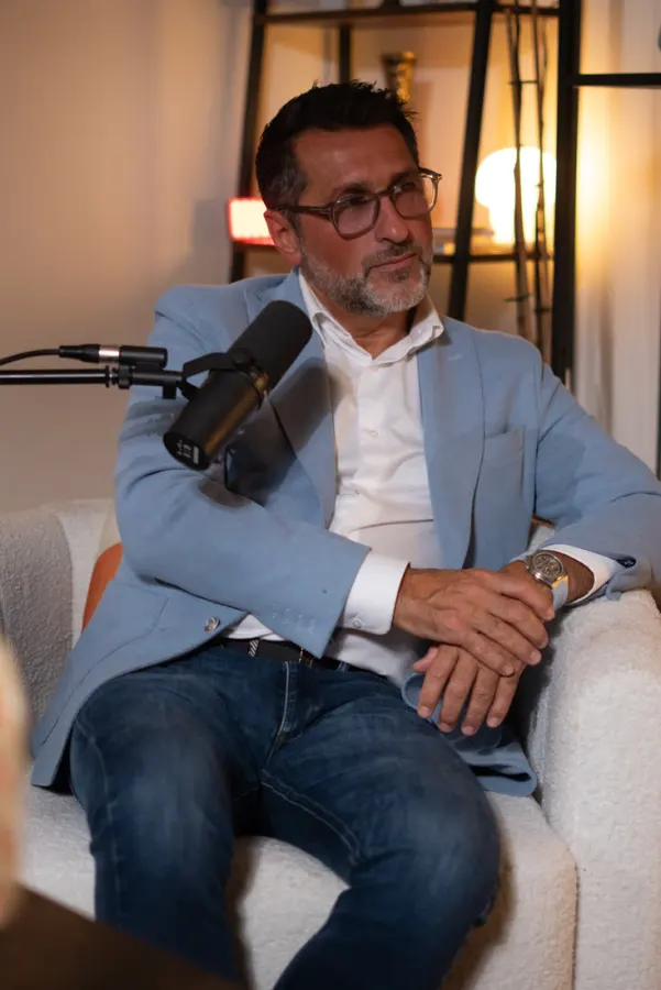 Invité au micro dans un fauteuil du studio
